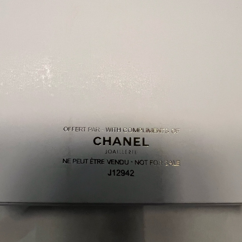 NIB CHANEL Coco Crush White Cellphone Case/Crossbody Bag - Picture 8 of 8
